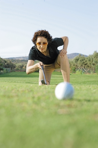 Frau beim Golfspiel